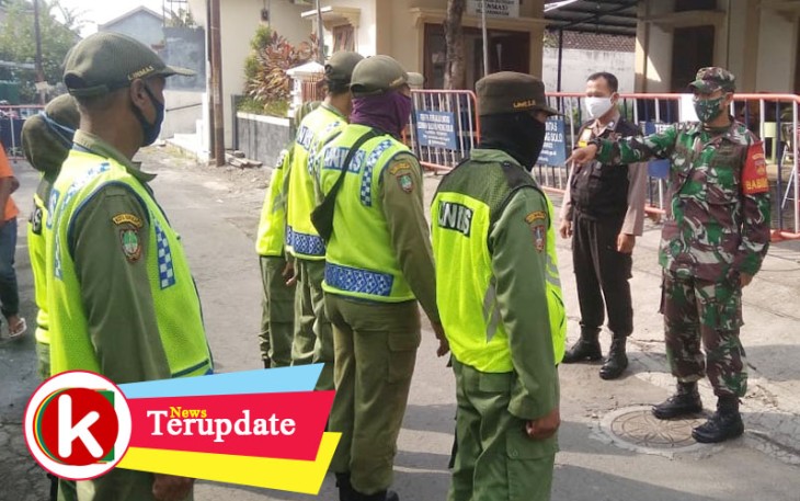 Babinsa Kelurahan Karangasem Koramil 01/Laweyan Kodim 0735/Surakarta memberikan pengarahan kepada anggota Linmas terkait new normal.