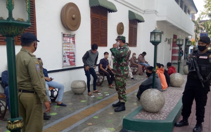  Aparat gabungan dari Koramil 04/Jebres, Polsek Jebres Satpol PP Kota Surakarta dan Linmas saat menggelar patroli dan sosialisasi terkait new normal.