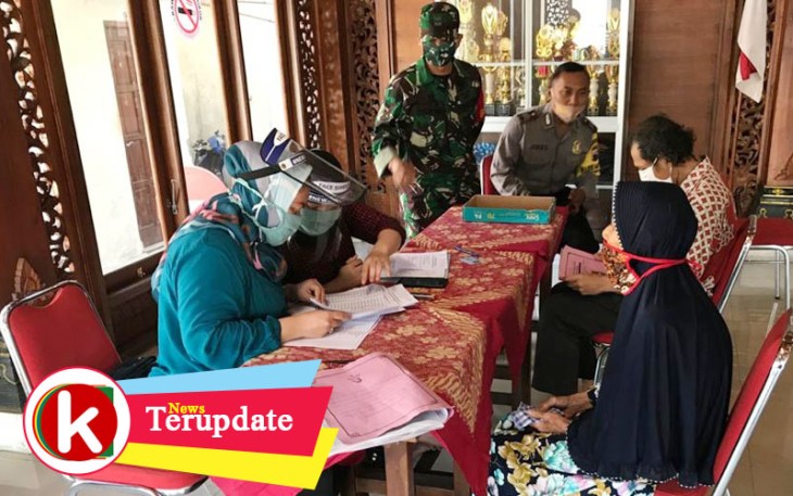 Pengamanan dan monitoring pembagian Bantuan Sosial Tunai (BST) tahap kedua di Pendopo Kelurahan Kepatihan Wetan Kecamatan Jebres Solo Jawa Tengah.