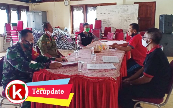 Rapat koordinasi penerimaan calon anggota baru satuan Linmas di Pendapa Kelurahan Kampung Baru Jalan Ronggo Warsito No. 54 Pasar Kliwon Solo Jawa Tengah.