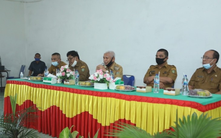 Bupati Asahan saat rapat dengan seluruh Pejabat Struktural di jajaran Dinas Pendidikan Kabupaten Asahan