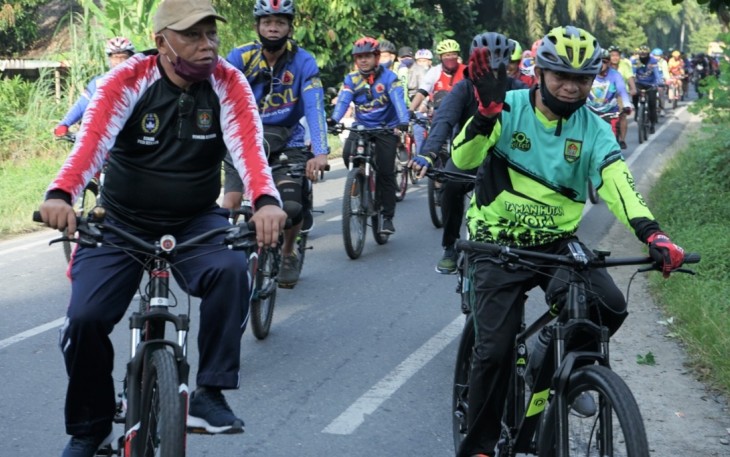 Bupati bersama jajarannya bersepeda santai dengan komunitas Sepeda Asahan ( 7/6).