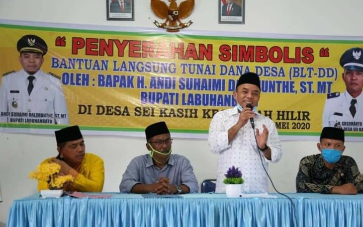 Bupati Labuhanbatu H. Andi Suhaimi Dalimunthe ST MT saat menyerahkan BLT Dana Desa di Desa Sei Kasih