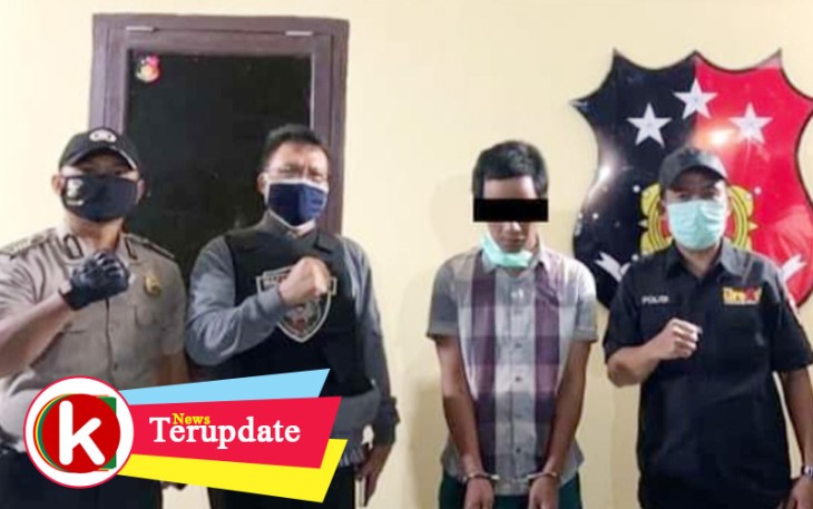 Tersangka (diborgol) saat diamankan