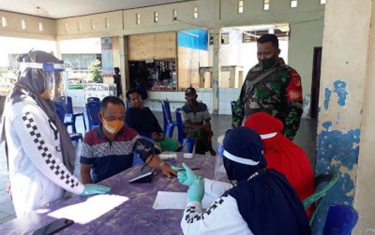 Babinsa Desa Kema Tiga Dampingi Kegiatan Pemeriksaan PTM