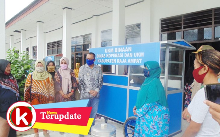Pemkab Raja Ampat Melalui Dinas Koperasi dan UKM Serahkan Gerobak Pada Pelaku UKM