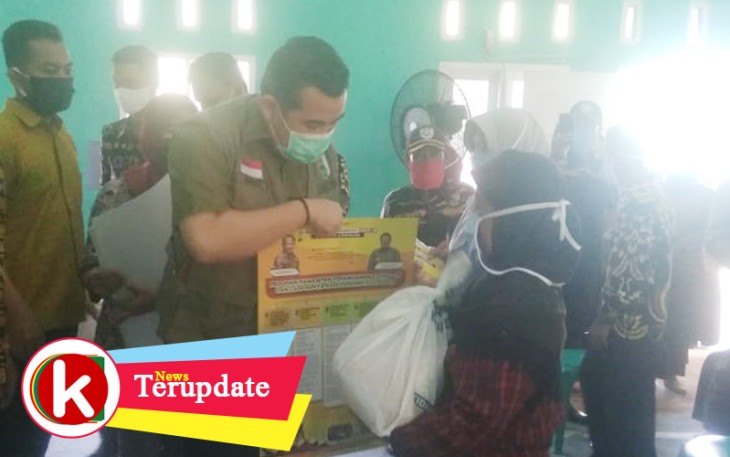 Bupati Pesawaran Serahkan Bantuan ke Pedagang UMKM Terdampak Covid-19