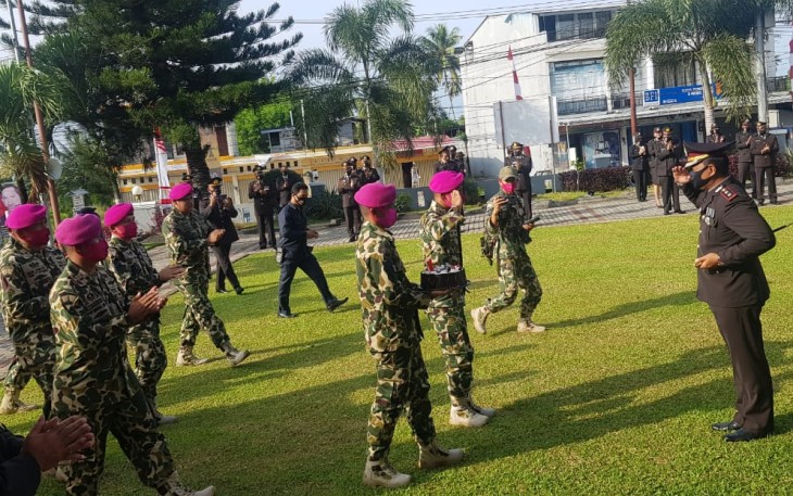 Dan Yonmarhanlan VIII Bitung memberikan kue ulang tahun kepada Kapolres Bitung pada perayaan HUT Bhayangkara ke 74
