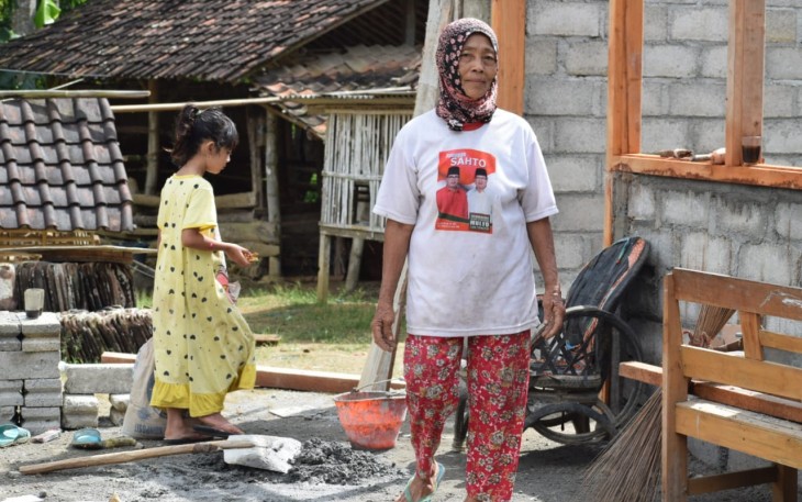 Wiji Ikut Bantu Satgas TMMD Perbaiki Rumahnya