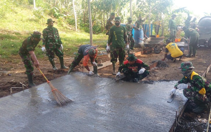 Personil Brigif 16 Mekanis/WF Kerjakan Perabatan Jalan Cor