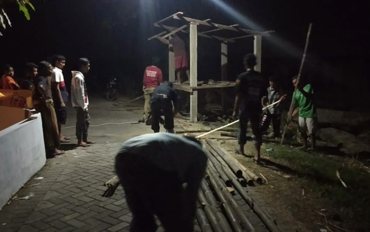 Pos Kamling Dibangun Malam Hari