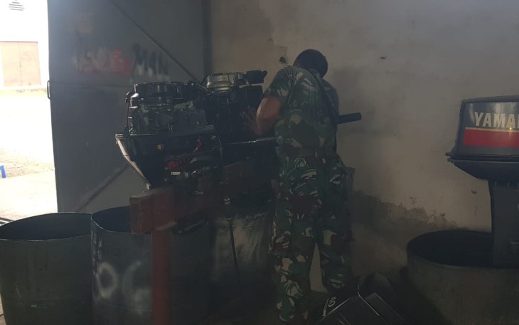 Anggota staf Log saat memeriksa kondisi motor tempel (Mopel)