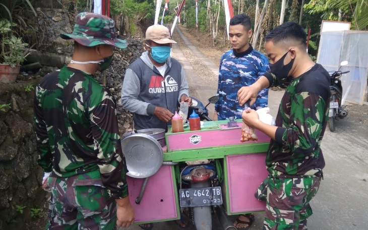 Lokasi TMMD di Desa Ngepoh Kini Dibanjiri Pedagang Keliling