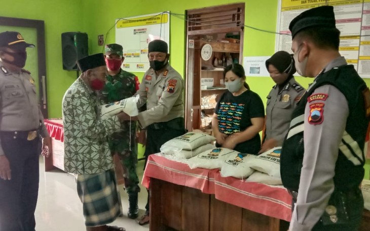 Polres Batang Terus Beri Bantuan ke Masyarakat Kurang Mampu