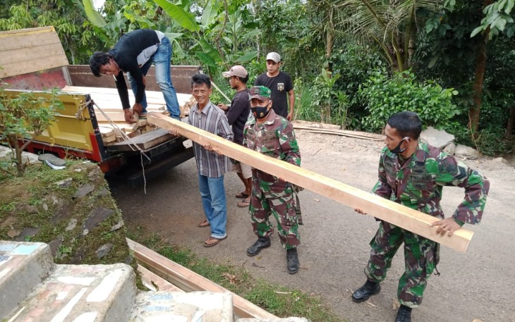 PROGRAM TMMD KE 108, TUJUH UNIT DUMP TRUK DI TERJUNKAAN