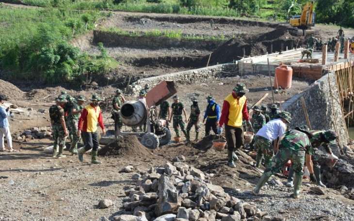 Sinergitas TNI-POLRI dalam membangun rasa kebersamaan dilokasi TMMD