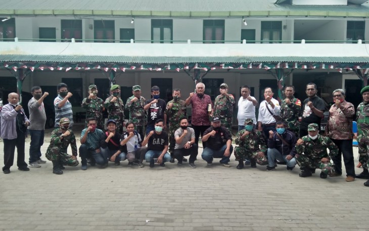 TNI AD di Samosir foto bersama dengan wartawan usai Coffee Morning di halaman Makoramil 03/Pangururan
