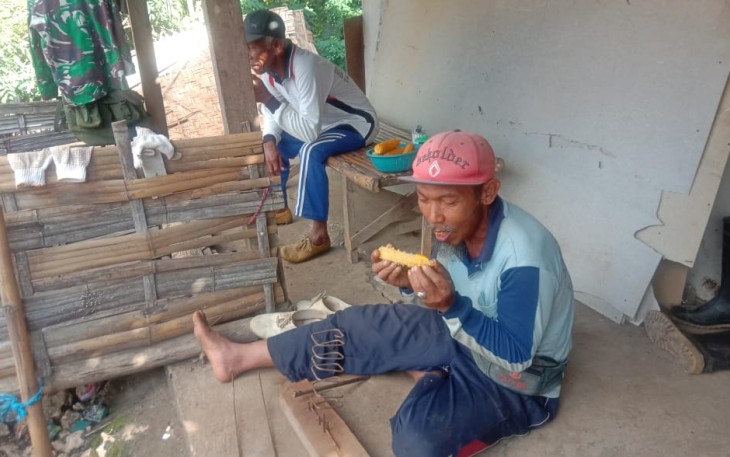 Ngadiyo Nikmati Jagung Rebus