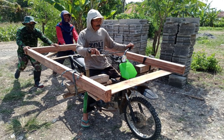 Kebersamaan dan Gotong Royong dalam Mengusung Daun Pintu