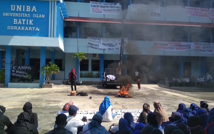 Aksi demonstrasi ratusan mahasiswa dosen dan karyawan Universitas Islam Batik (Uniba) Surakarta di halaman kampus setempat.