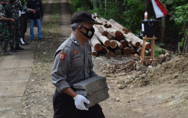 Peltu Muhaimin Bantu Angkat Batako