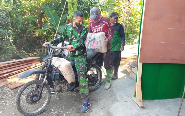 Ternyata Seperti Ini Cara Mengangkut Semen dengan Motor Rakitan