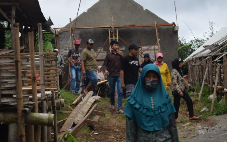 Warga Saksikan Rumah Mukidi yang Hampir Jadi
