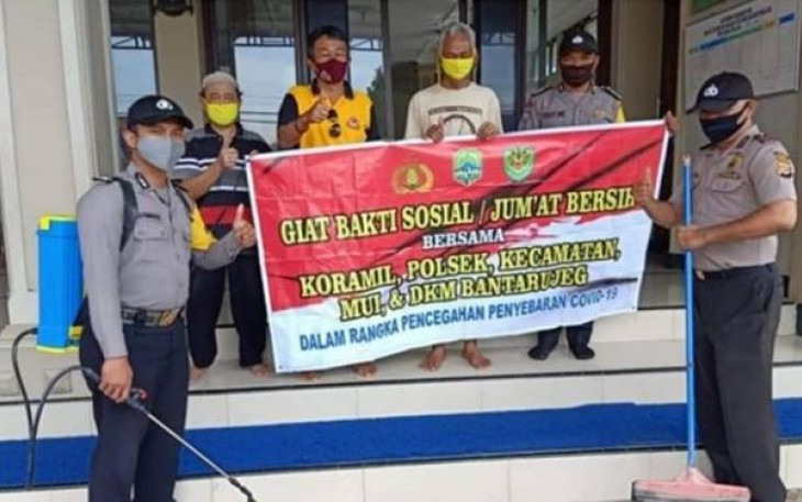 Personil Polsek dan Koramil Bantarujeg Bersihkan masjid besar An Najah