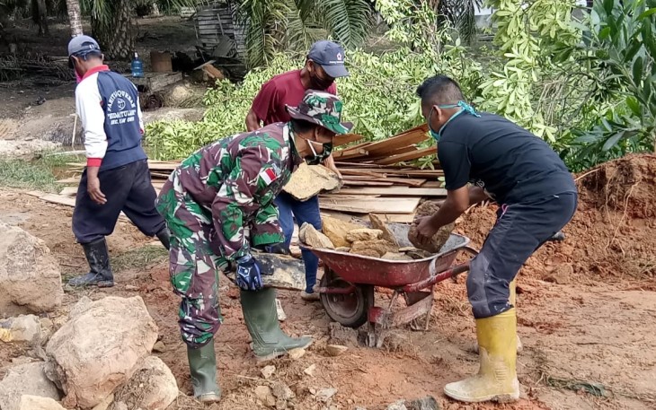 Bersama Rakyat TNI Bangun Dua Desa Perbatasan Indonesia Malaysia