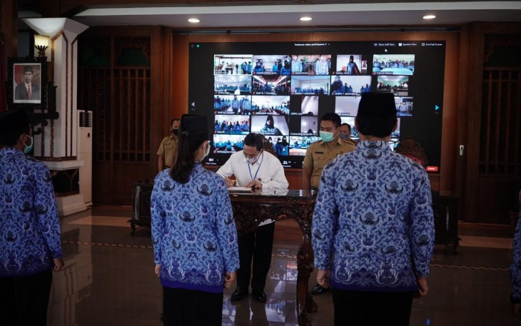 Bupati Haryanto mengambil sumpah PNS secara virtual 