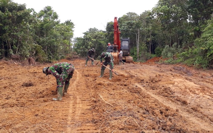 Satgas TMMD Kodim 0105/Abar Dengan Alat Berat Hitachi Rapikan Parit