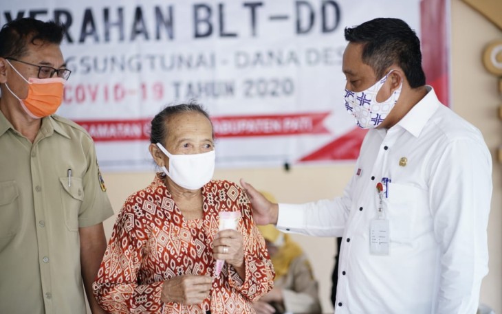 Wabup Saiful Arifin ketika memberikan bantuan