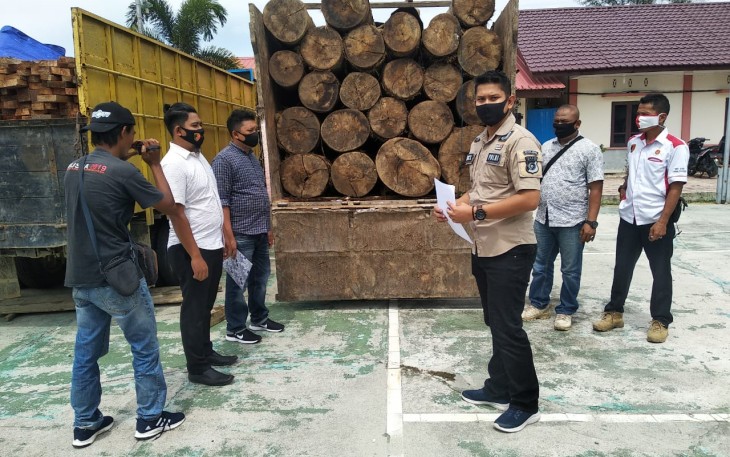 Kasat Reskrim Iptu Noca Tryananto didampingi anggotanya saat bersama kayu yang diamankan di Polres Setempat.