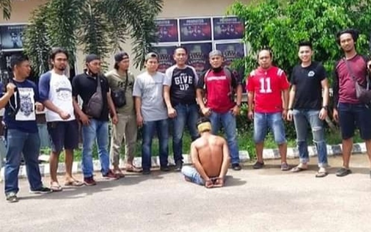 Tersangka (diborgol) saat diamankan