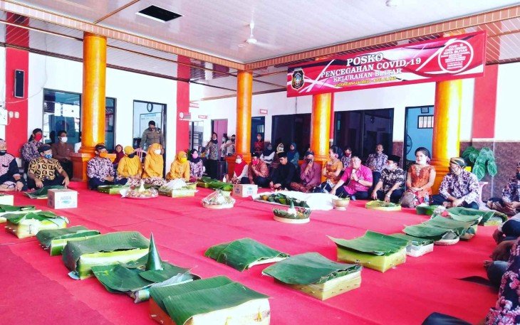 Walikota Santoso Ketika Memimpin Doa Bersih Desa Kelurahan Blitar (Foto: Faisal NR / Klikwarta.com) 