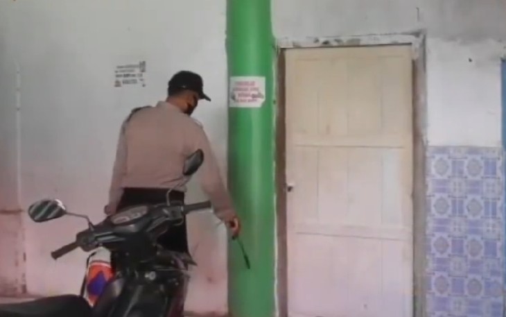 Polres Benteng Lakukan Penyemprotan Disinfektan di Masjid