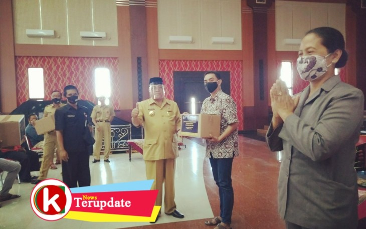Walikota Santoso Menyalurkan Bantuan ke Seniman Parekraf (foto: Faisal NR / Klikwarta.com) 