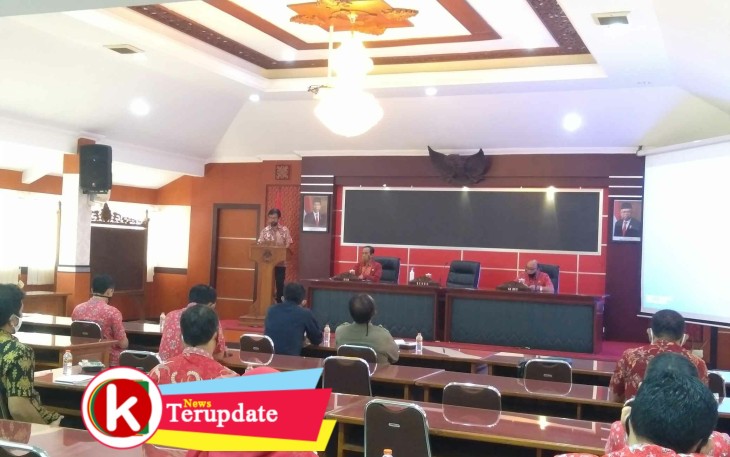 Sekda Pemkot Blitar Rudy Wijonarko Menyampaikan Sambutan di Acara Penerimaan Kunjungan Kerja Tim Piloting Project e-Kinerja BKN (foto: Faisal NR / Adv) 