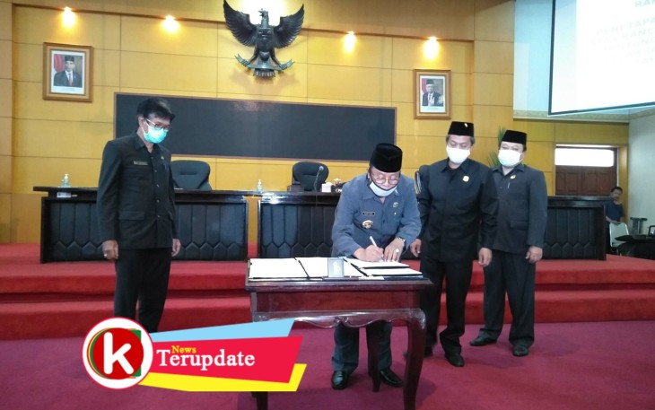 Walikota Santoso Menandatangani Nota Persetujuan Bersama Pertanggungjawaban APBD Tahun 2019 (foto: Faisal NR / Klikwarta.com) 