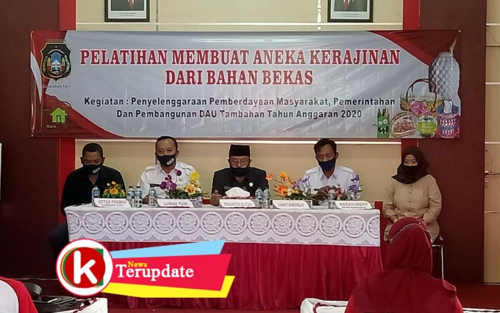 Lurah Turi Bambang Irawan (dua dari kiri) di Acara Pembuatan Aneka Kerajinan dari Bahan Bekas (foto: Faisal NR / Klikwarta.com) 