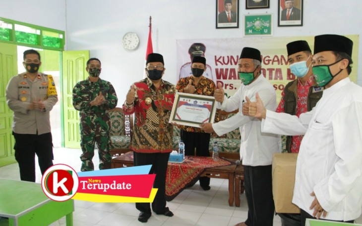 Walikota Santoso Menyerahkan Penghargaan ke Pengasuh Ponpes Nurul Ulum (foto : Faisal NR / Klikwarta.com) 