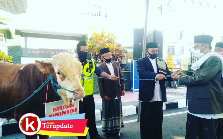 Walikota Santoso (dua dari kanan) menyerahkan seekor Sapi ke Ketua Ta'mir Masjid Agung Kota Blitar (foto: Faisal NR / Klikwarta.com) 