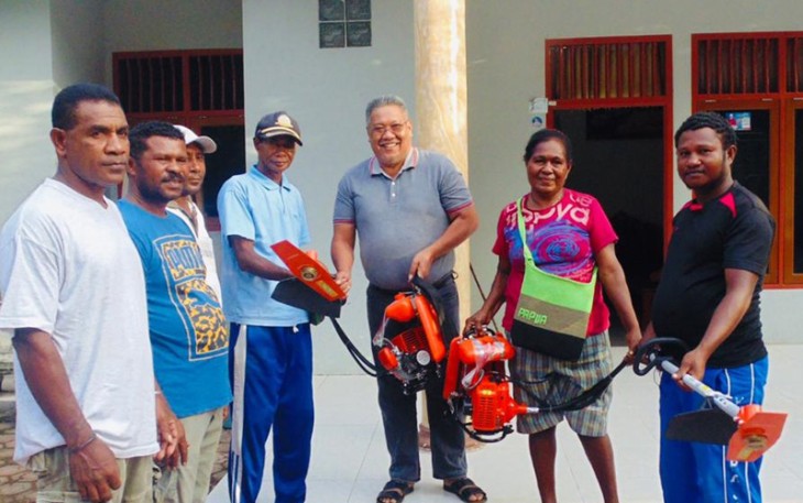 Sekertaris Komisi II DPRD Raja Ampat Berikan Bantuan Kepada Warga di Swaimbon dan Pasien Covid-19