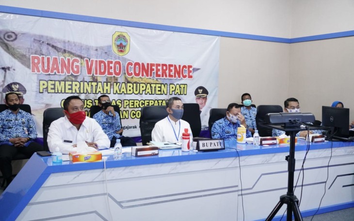 Bupati dan Wabup ketika mengikuti rapat PAD