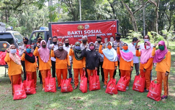 Polda Bengkulu Kembali Bagikan 200 Paket Sembako Kepada Petugas Kebersihan Jalan