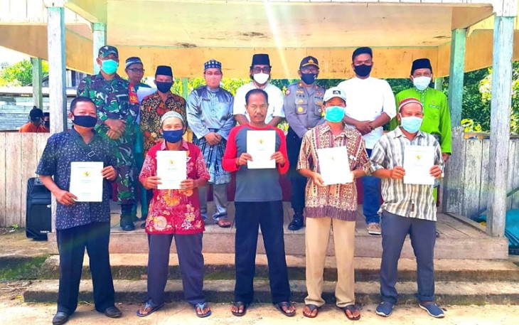 Akhirnya PT SSLP Serahkan 144 Sertifikat Tanah Milik Masyarakat Desa Linau