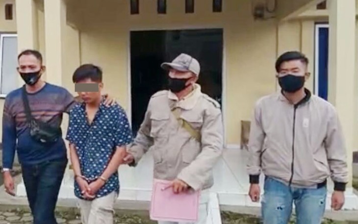 Tersangka (diborgol) saat diamankan