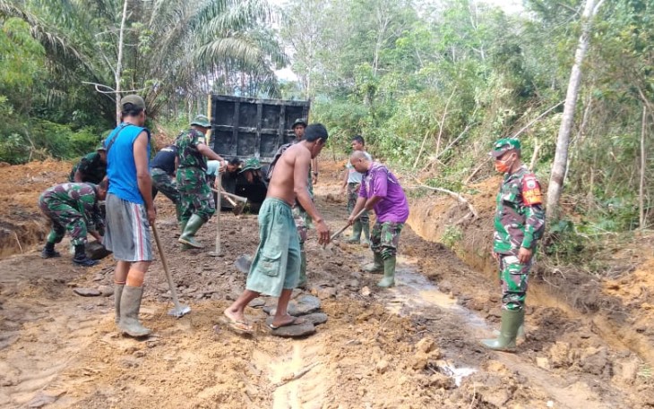 Prajurit Yonzipur 1/DD Dikerahkan Buat Jalan di Desa Batu Jongjong
