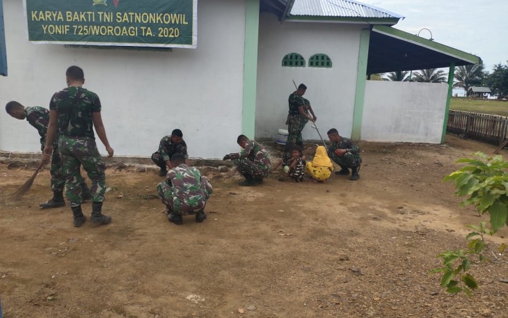 Yonif 725/Wrg Gelar Karya Bakti dan Penyerahan Sembako Dari Pangdam XIV/Hasanuddin