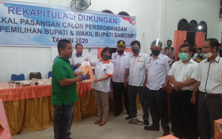 KPUD Samosir menyerahkan hasil Rekapitulasi kepada Tim Marguna